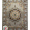 فرش ماشینی 700 شانه طرح طاووس زمینه نقره ای شاهرخ کاشان کد 387012